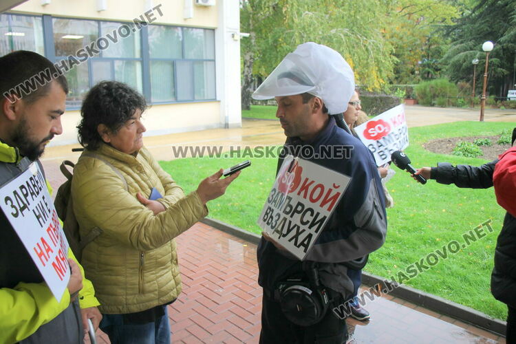 Въпреки дъжда, димитровградчани се вдигнаха на протест, за да защитят качеството на въздуха си