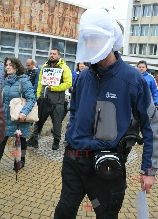 Въпреки дъжда, димитровградчани се вдигнаха на протест, за да защитят качеството на въздуха си