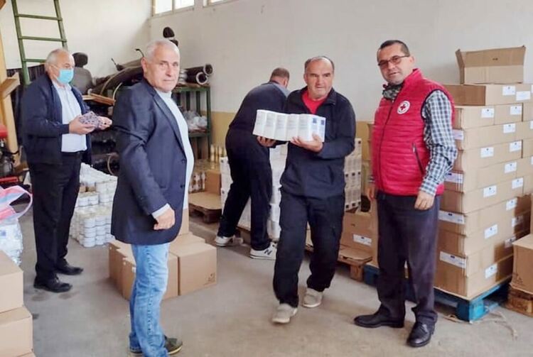 Доброволци и общински служители помагат на БЧК за раздаването на пакетите с храни