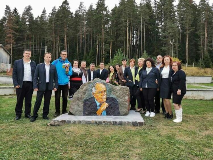 Ликът на акад. Николай Хайтов бе изрисуван върху къс гранит