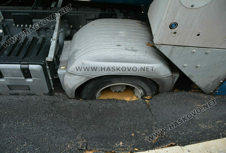 Боклукчийски камион хлътна в насип на ВиК