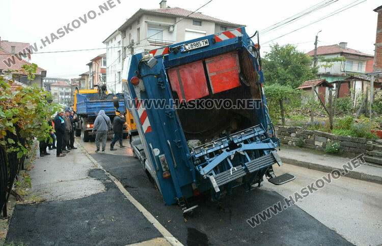 Боклукчийски камион хлътна в насип на ВиК