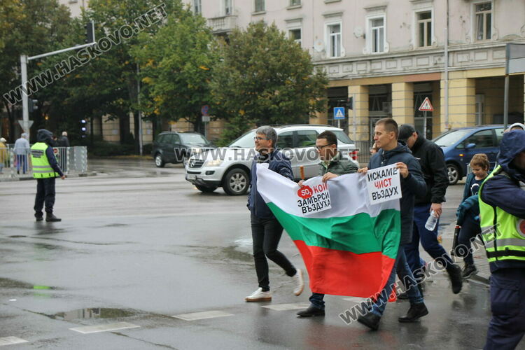 Въпреки дъжда, димитровградчани се вдигнаха на протест, за да защитят качеството на въздуха си