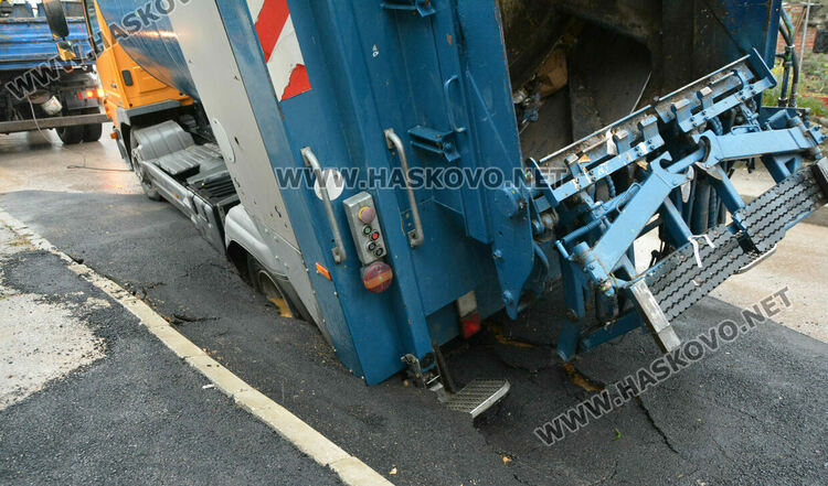 Боклукчийски камион хлътна в насип на ВиК