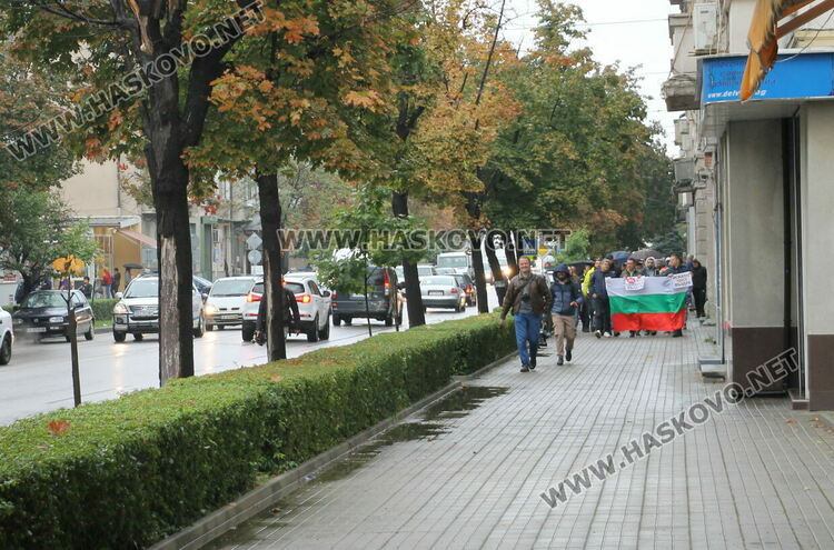 Въпреки дъжда, димитровградчани се вдигнаха на протест, за да защитят качеството на въздуха си