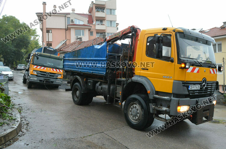 Боклукчийски камион хлътна в насип на ВиК