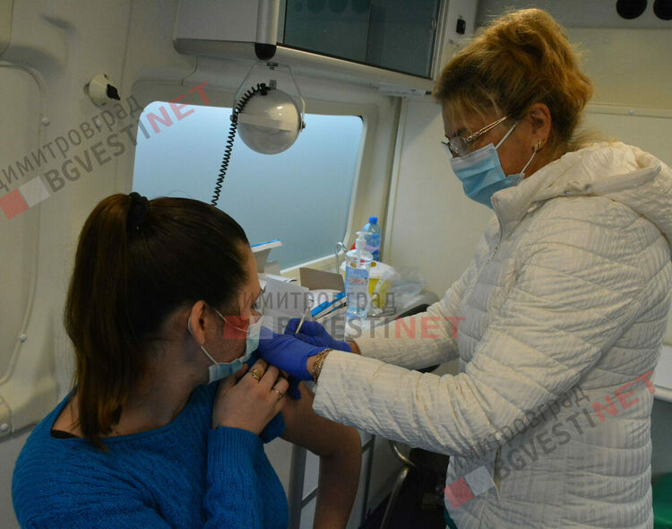 Скандал, бой и арест до ваксинационния пункт на Неделния пазар в Димитровград