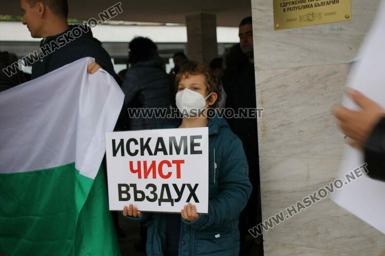 Въпреки дъжда, димитровградчани се вдигнаха на протест, за да защитят качеството на въздуха си