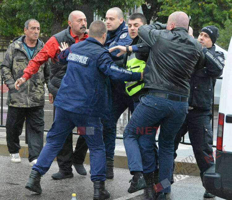 Скандал, бой и арест до ваксинационния пункт на Неделния пазар в Димитровград