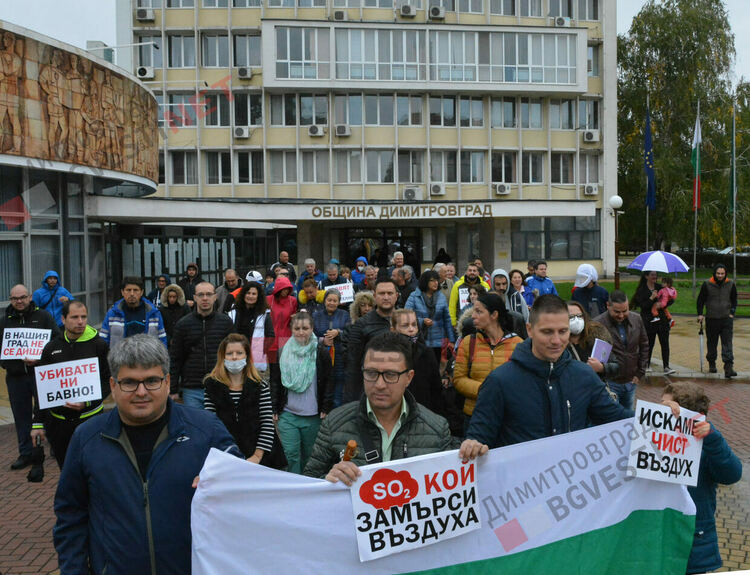 Въпреки дъжда, димитровградчани се вдигнаха на протест, за да защитят качеството на въздуха си
