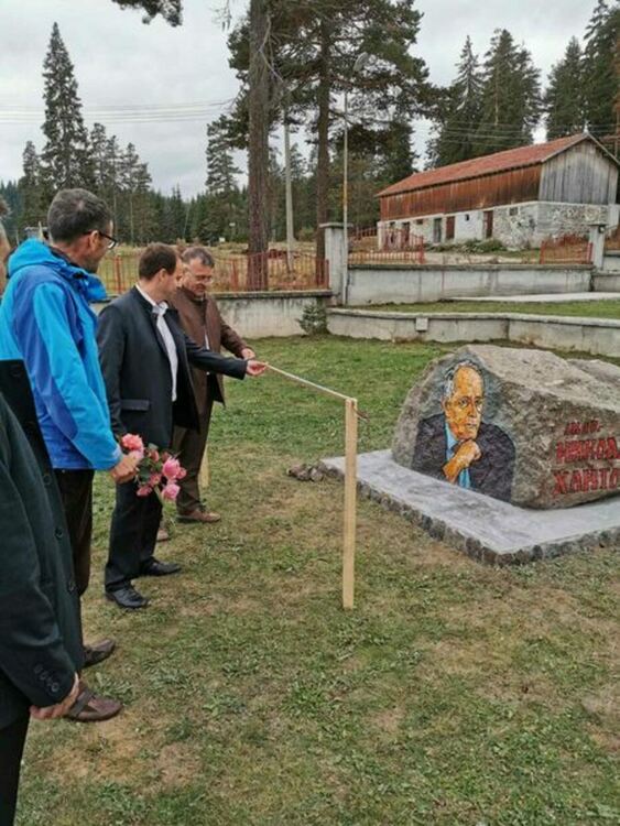 Ликът на акад. Николай Хайтов бе изрисуван върху къс гранит