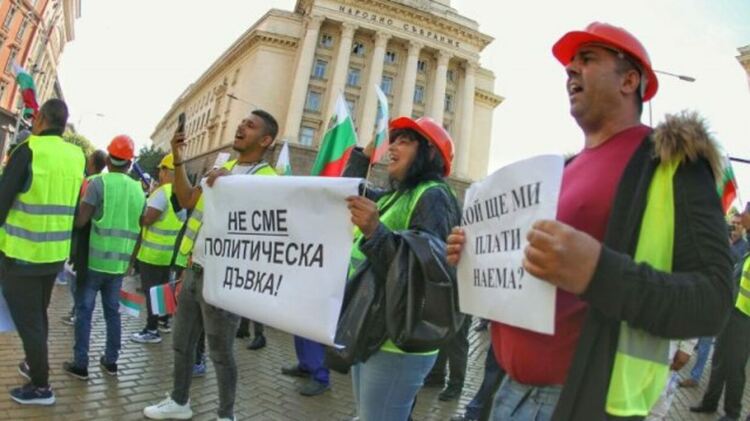 Хиляди на протест, строителна техника блокира центъра на София