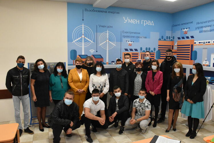 ЧЕЗ оборудва учебен кабинет по електротехника в Перник