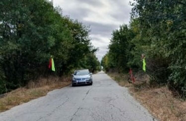 Шофьори маркираха опасна неравност на пътя Първомай-Виница