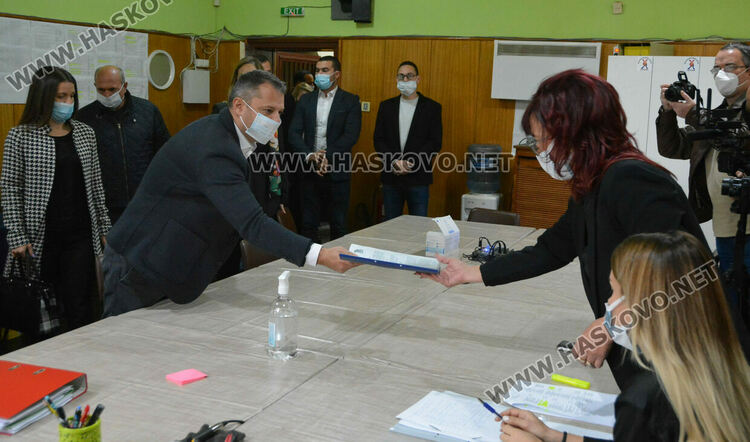 Делян Добрев води листата на ГЕРБ-СДС в Хасково, преобладават младежи в коалицията