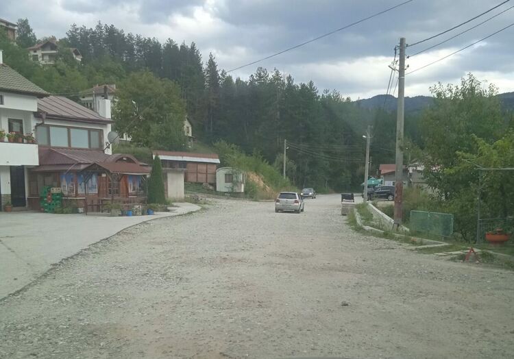 След жалба до областния управител започва възстановяването на асфалтовата настилка в село Леска   