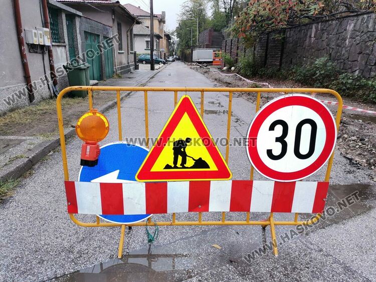 Затвориха улица „Родопи“ заради ремонт на тротоари