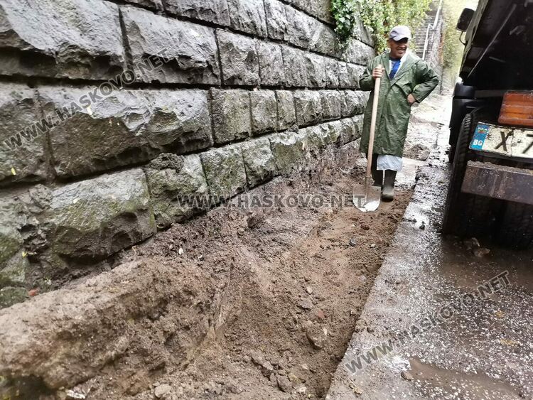 Затвориха улица „Родопи“ заради ремонт на тротоари