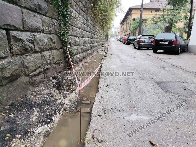 Затвориха улица „Родопи“ заради ремонт на тротоари