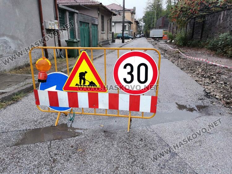 Затвориха улица „Родопи“ заради ремонт на тротоари