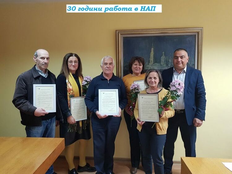 Петима данъчни от НАП-Смолян с 30-годишен стаж получиха награди