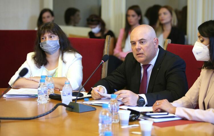 Гешев внесе в КС искане срещу разпоредба за материалните активи на Бюрото по защита