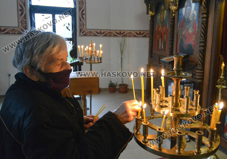 Почетоха Света Петка в храмовете в Хасково и Войводово