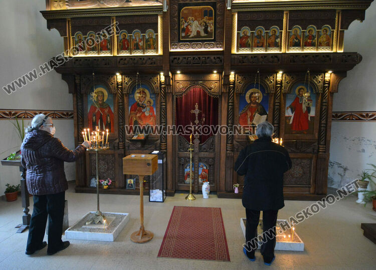 Почетоха Света Петка в храмовете в Хасково и Войводово