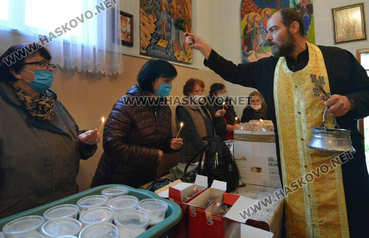 Почетоха Света Петка в храмовете в Хасково и Войводово