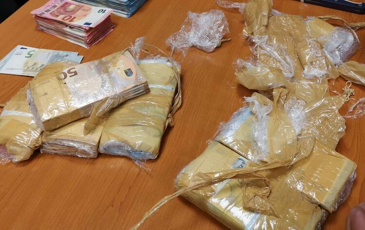 Задържаха турчин с недекларирани 99 000 евро, скрити под блузата на шофьор 