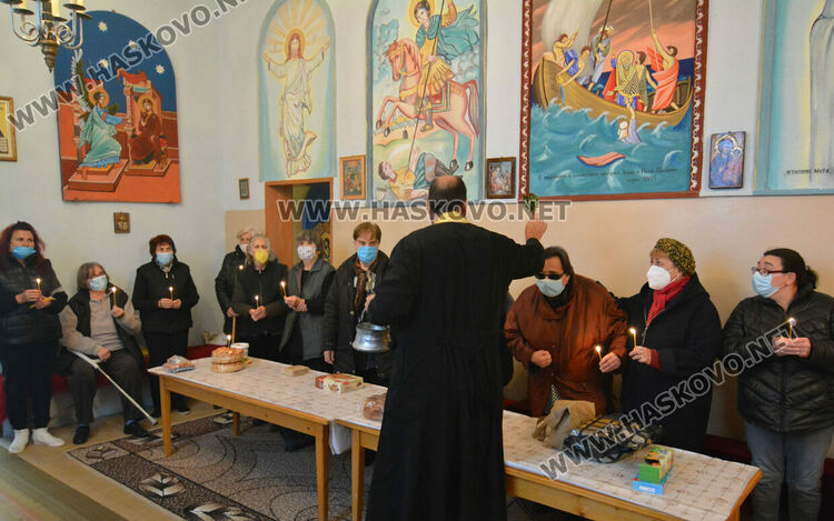 Почетоха Света Петка в храмовете в Хасково и Войводово