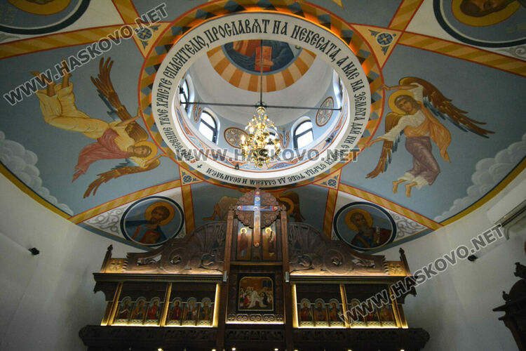 Почетоха Света Петка в храмовете в Хасково и Войводово