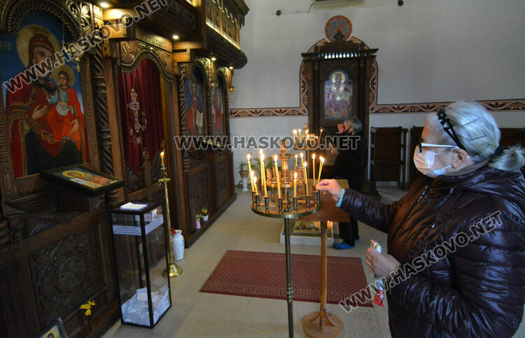 Почетоха Света Петка в храмовете в Хасково и Войводово