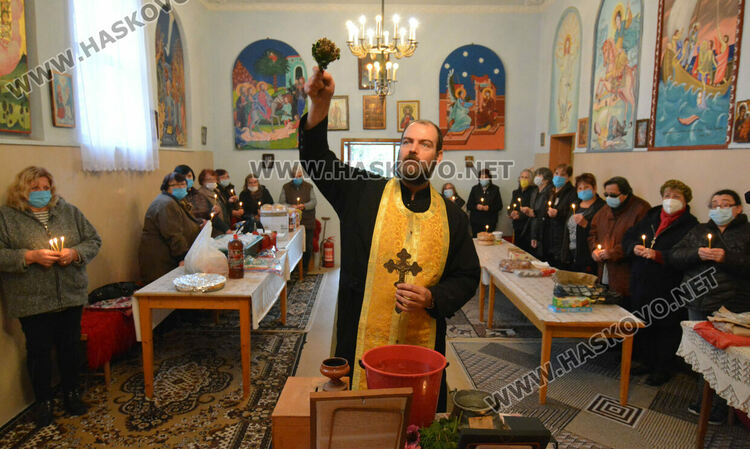 Почетоха Света Петка в храмовете в Хасково и Войводово