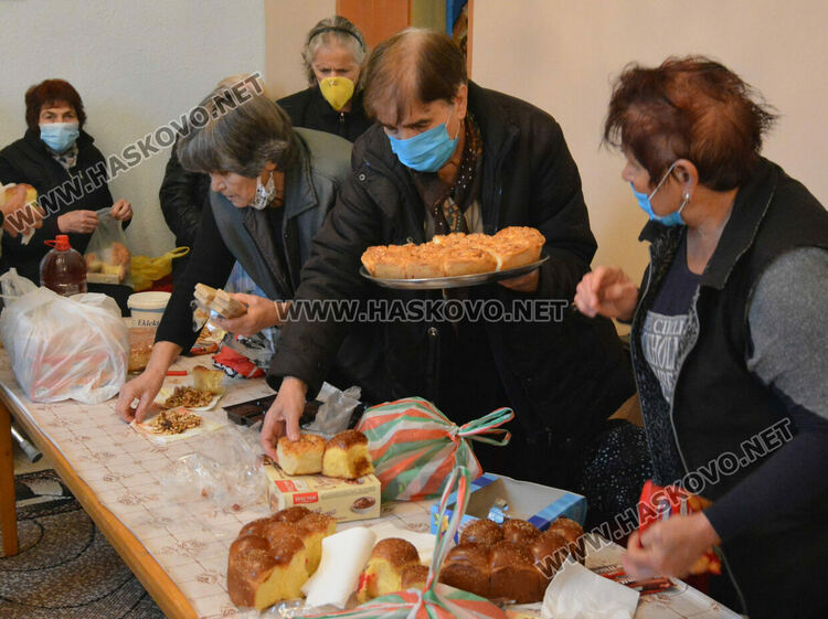 Почетоха Света Петка в храмовете в Хасково и Войводово