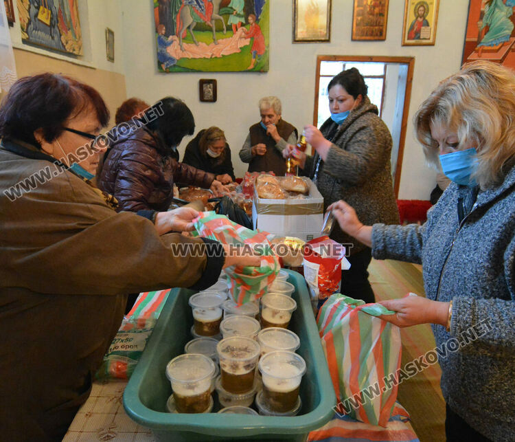 Почетоха Света Петка в храмовете в Хасково и Войводово