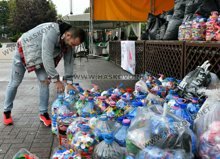 Десетки чували с капачки и алуминиеви кенове в акцията за закупуване на линейка