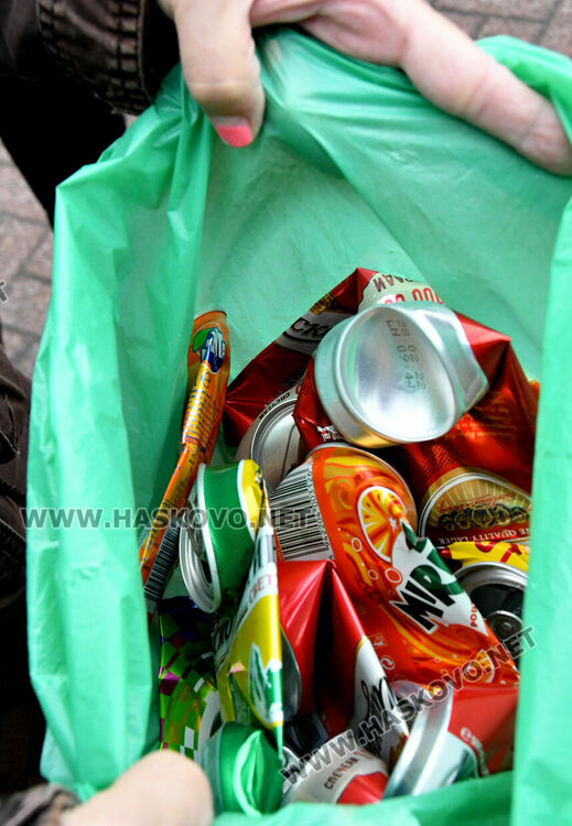 Десетки чували с капачки и алуминиеви кенове в акцията за закупуване на линейка