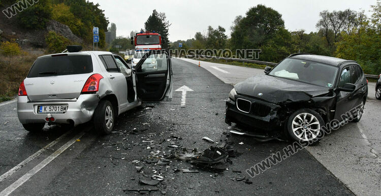Сузуки и БМВ се удариха челно, двама са в болница