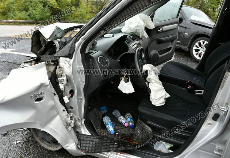 Сузуки и БМВ се удариха челно, двама са в болница