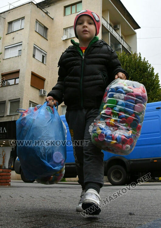 Десетки чували с капачки и алуминиеви кенове в акцията за закупуване на линейка
