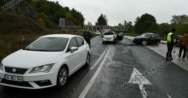 Сузуки и БМВ се удариха челно, двама са в болница