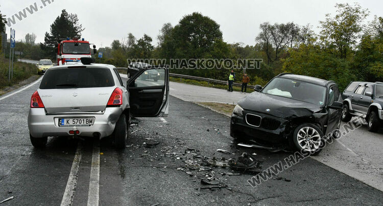 Сузуки и БМВ се удариха челно, двама са в болница