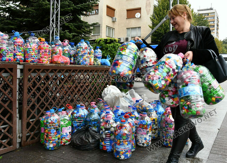 Десетки чували с капачки и алуминиеви кенове в акцията за закупуване на линейка