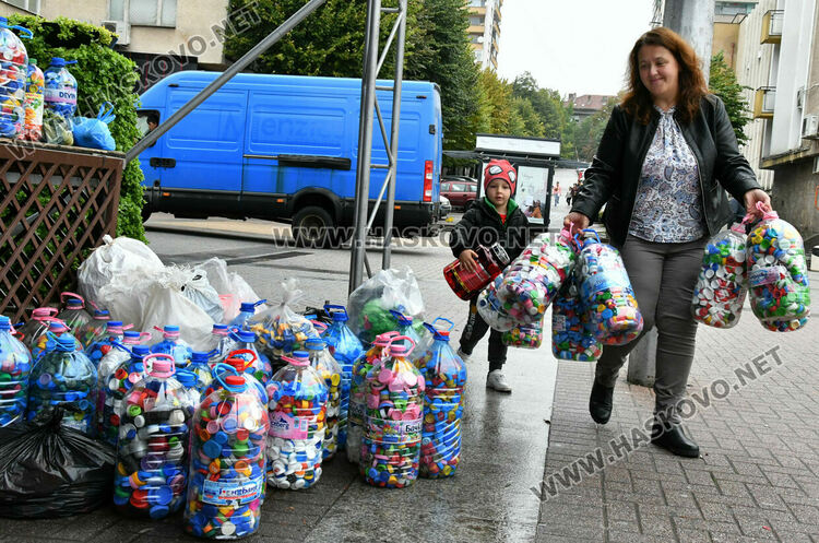 Десетки чували с капачки и алуминиеви кенове в акцията за закупуване на линейка