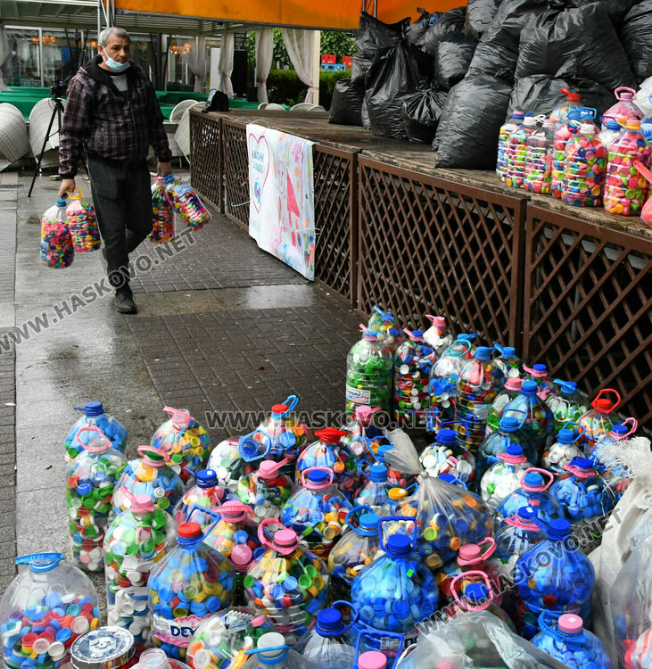 Десетки чували с капачки и алуминиеви кенове в акцията за закупуване на линейка
