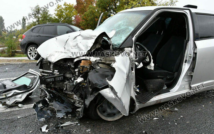 Сузуки и БМВ се удариха челно, двама са в болница