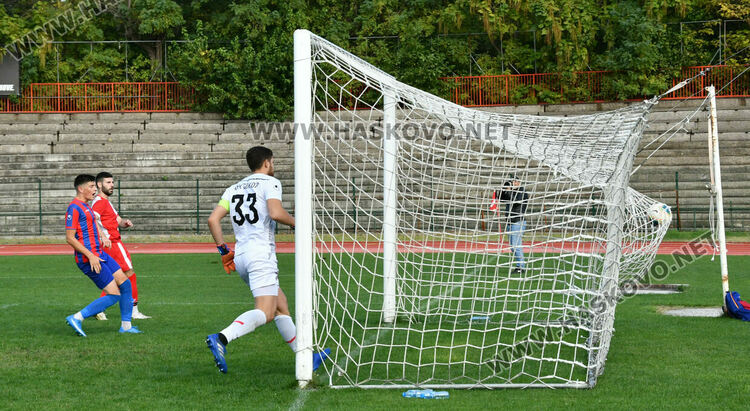 “Саяна Хасково” разби “Сокол” с 5:0. Публиката скандира: “Б група”