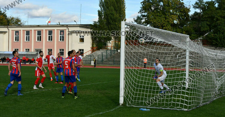 “Саяна Хасково” разби “Сокол” с 5:0. Публиката скандира: “Б група”