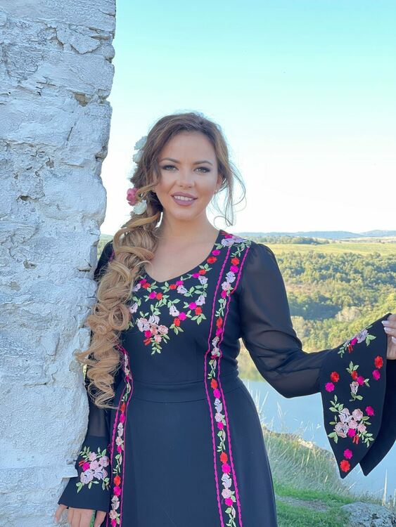 Светла Дукатева с нов хит!  &ldquo;Момне ле, мари хубава&rdquo;  оживя във видеоклип и нов аранжимент